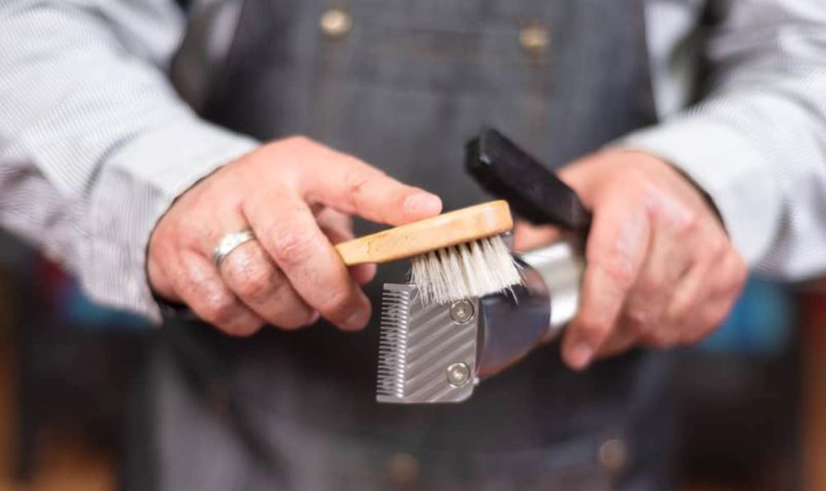 A manutenção do clipper para groomers profissionais